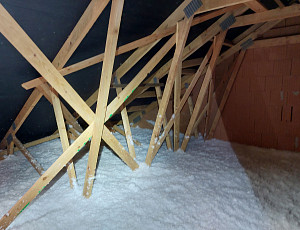 Zateplení stropu novostavby rodinného domu pomocí foukané izolace